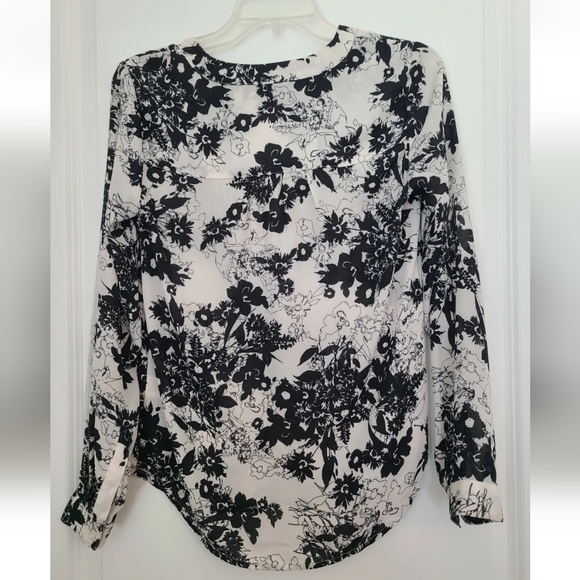 🌕 Candies black and white floral button up top - Picture 2 of 4